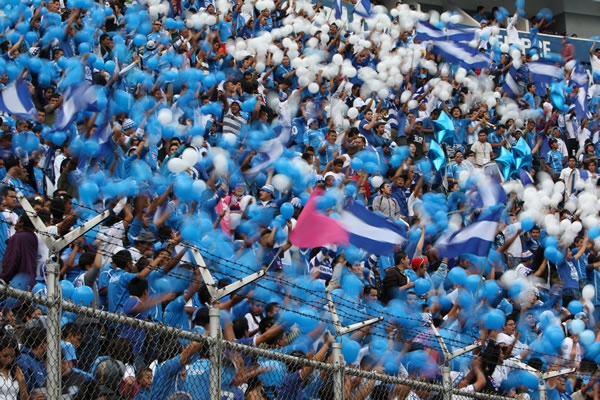 Gran ambiente en la tribuna del Azul