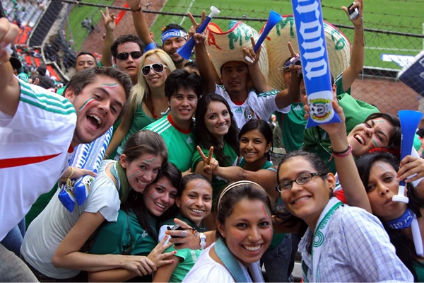 Gran ambiente en las gradas del Azteca