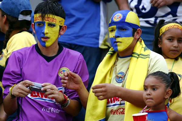 Gran colorido en las tribunas del estadio