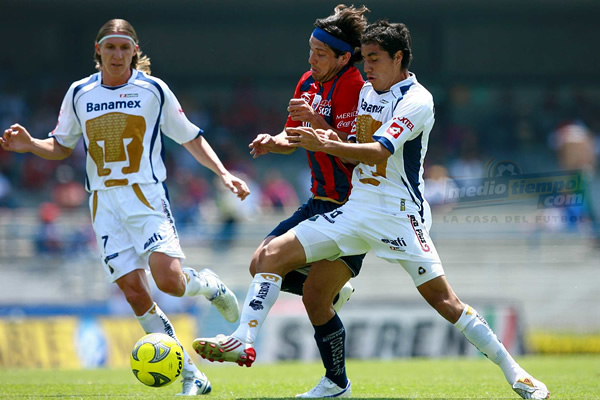 Gran duelo en media cancha.