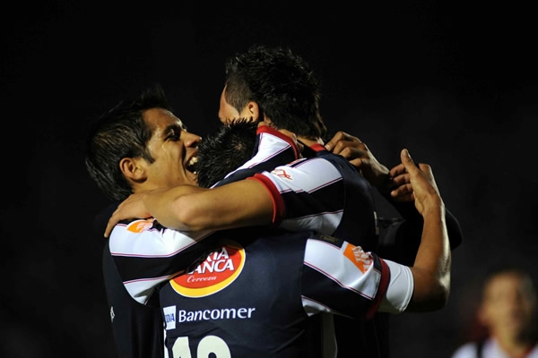 Gran inicio del Campeón
