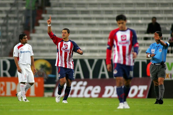 Gran noche del Chicharito