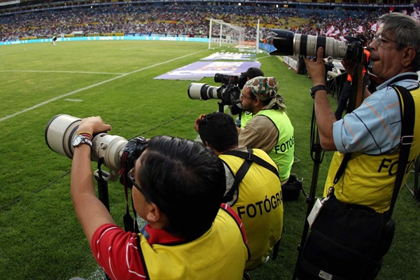 Gran número de fotógrafos para cubrir el Clásico