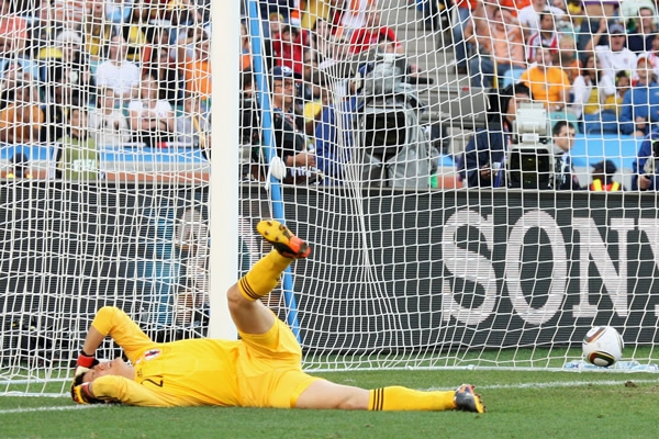 Grave error de Kawashima en el gol holandés