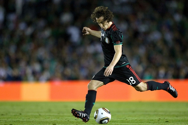 Guardado intentó sorprender de larga distancia.