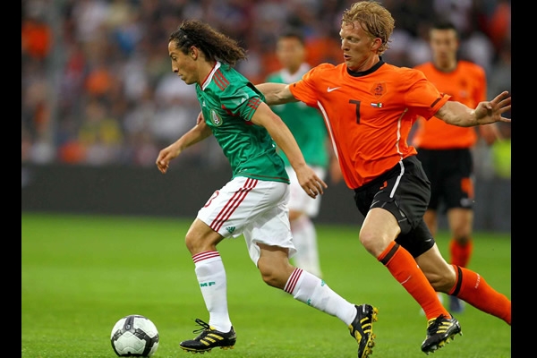 Guardado, luchando por quitarse la marca