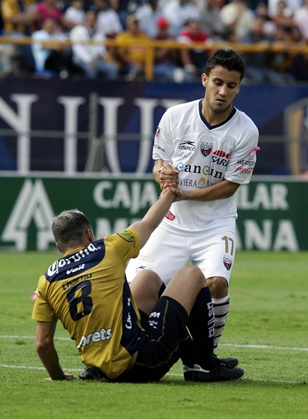 Guerrero levantando a Coudet tras una falta