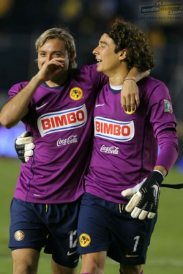 Guillermo Ochoa y Armando Navarrete festejan la victoria.