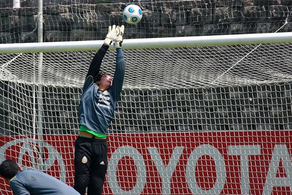Guillermo Ochoa con mucha competencia