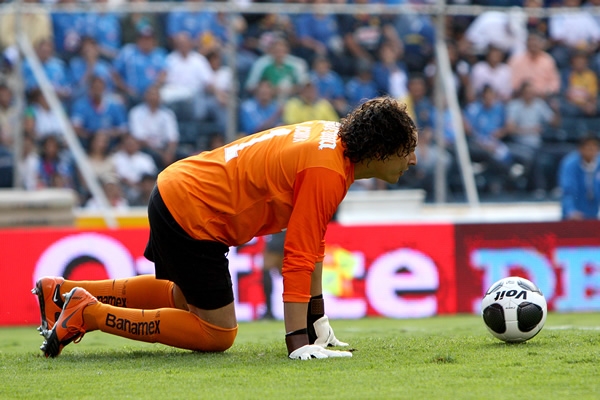 Guillermo Ochoa detiene un disparo