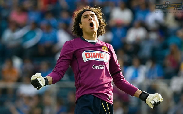 Guillermo Ochoa festeja el primer gol de su equipo.