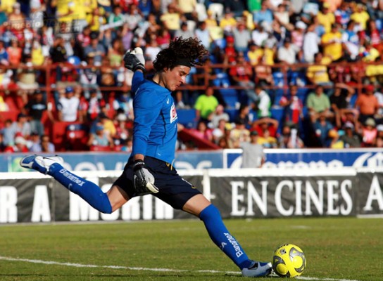 Guillermo Ochoa estuvo en plan grande e impidió un goleada a su equipo.