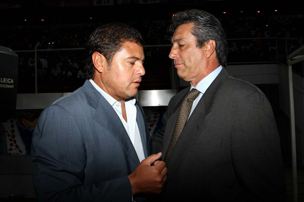 Guzmán y Boy se saludan antes del juego.