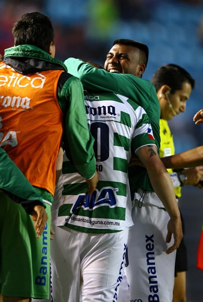 Hachita Ludueña festeja con Vuoso el 0-2