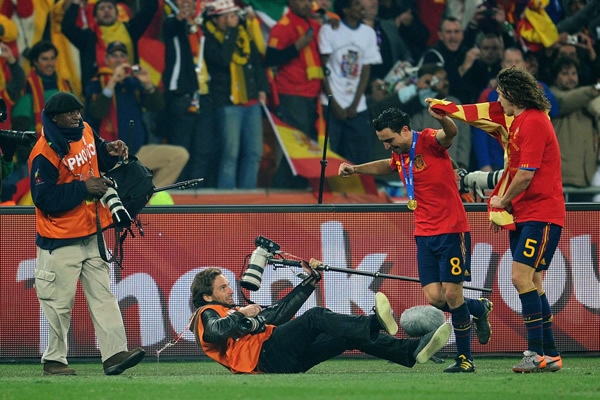 Hasta un fotógrafo terminó en el suelo.