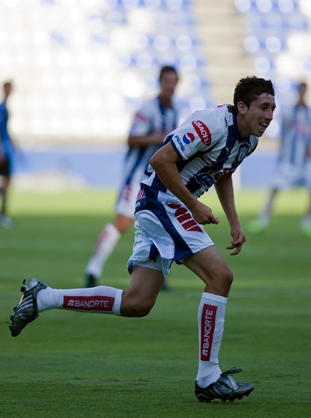 Héctor Herrera celebrando una de las anotaciones