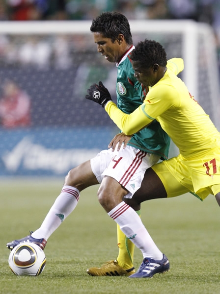 Héctor Moreno y Souleymane Cisse luchan por el Balón