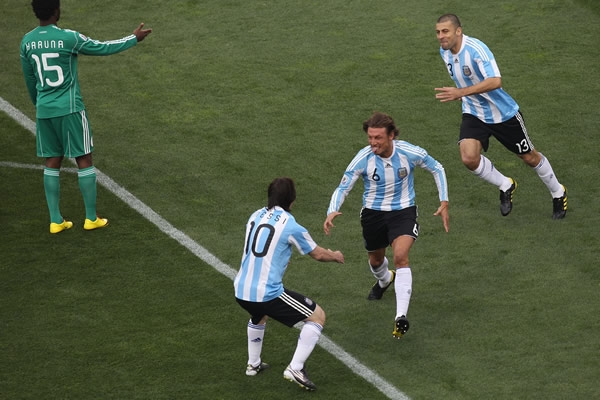 Heinze marcó de cabeza desde el punto de penal