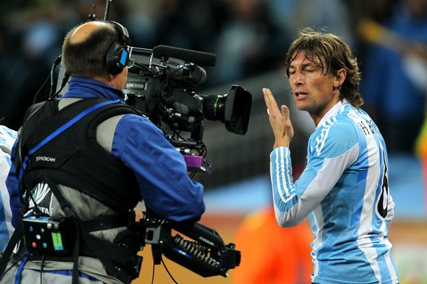 Heinze seguido por los medios.