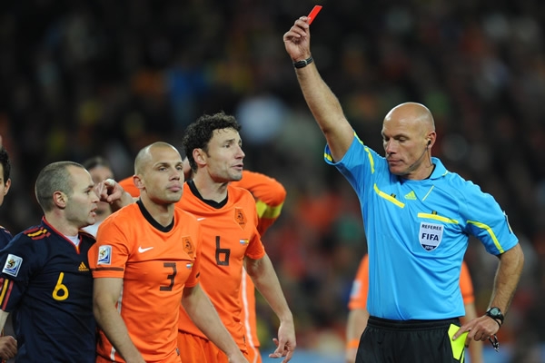 Heitinga se llevó la tarjeta roja.