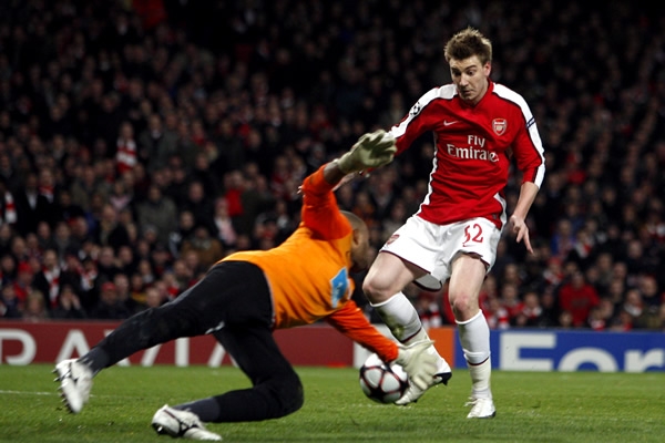 Helton no pude detener el pase de Arshavin y Bendtner marcó el segundo.