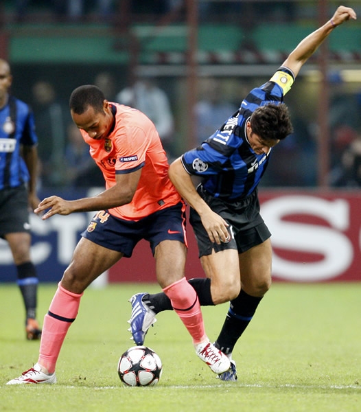 Henry pelea la pelota con Zanetti.