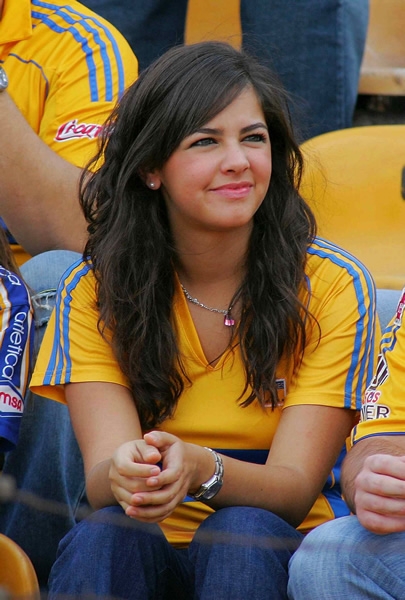 Hermosas mujeres en las gradas del Universitario