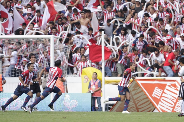 Hernández festeja su primer gol del partido