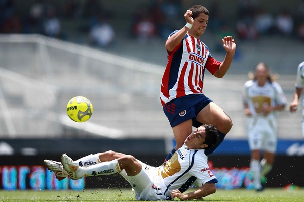 Hernández trató de no pisar a Juárez.