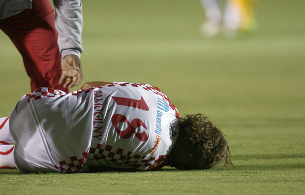 Hubo varias entradas fuertes en la primera mitad.