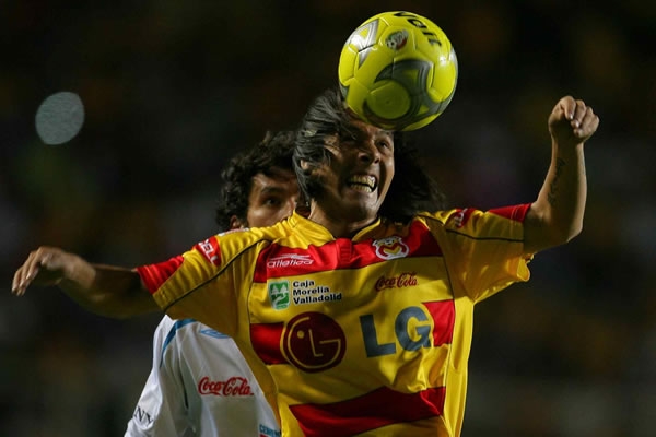 Hugo Droguett conecta con la cabeza