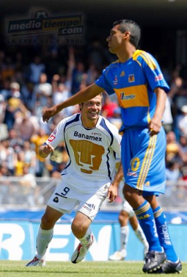 Hugo Sánchez no pudo hacer nada para impedir el buen gol de Dante López.