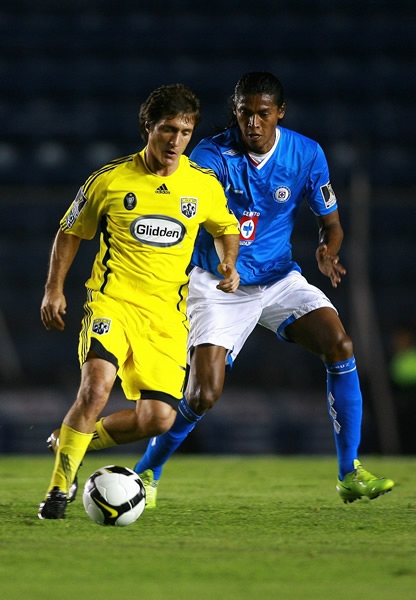 Huiqui marcando fuertemente a Schelotto