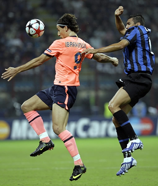 Ibra dominó con elegancia el esférico.