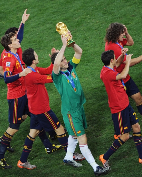 Iker levantando la copa.