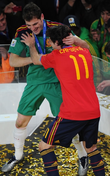 Iker y Capdevila juegan después de la entrega de la Copa.