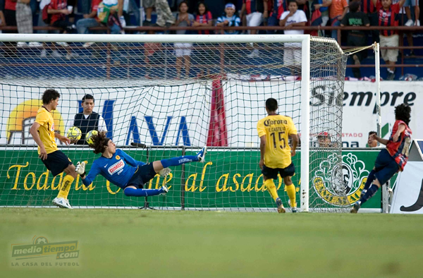 Imagen del momento en que el ';Hobbit'; perforó la cabaña de Memo Ochoa.