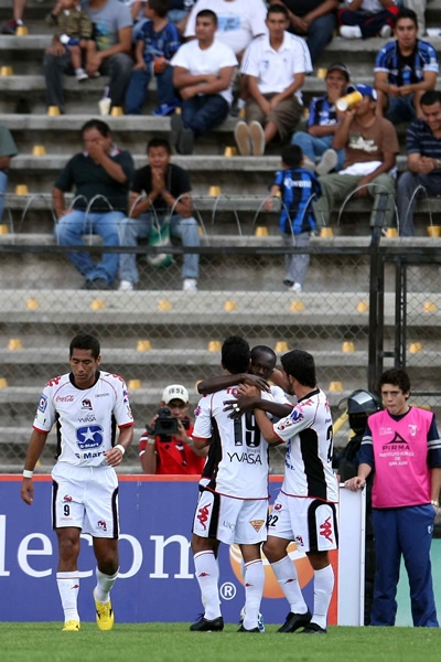 Indios festeja el tanto de Nkong