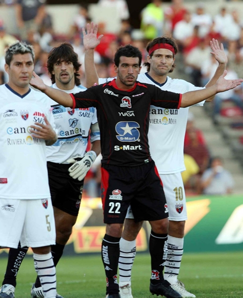 Indios protestaba de empujones en el área rival.