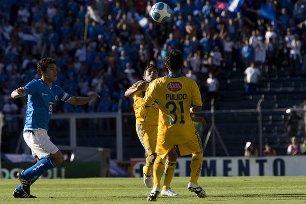 Desde el inicio, Tigres sufrió para parar a Cruz Azul