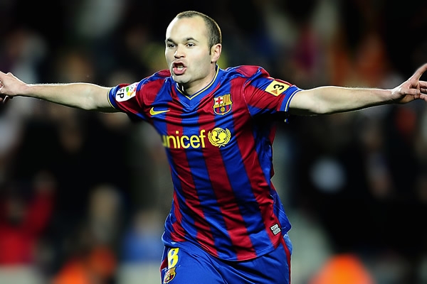 Iniesta también se despachó y aquí festeja el ansiado gol.