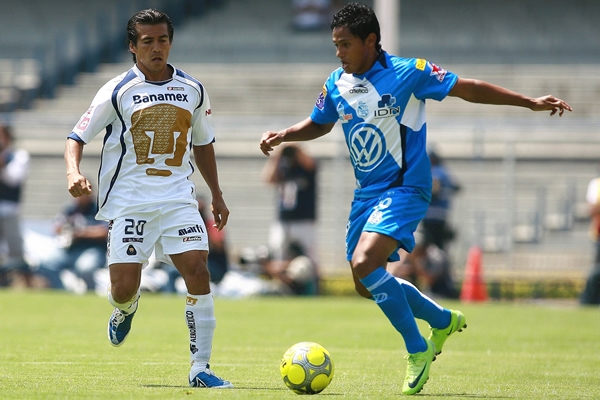 Iniguez y Nunez pelean el balon