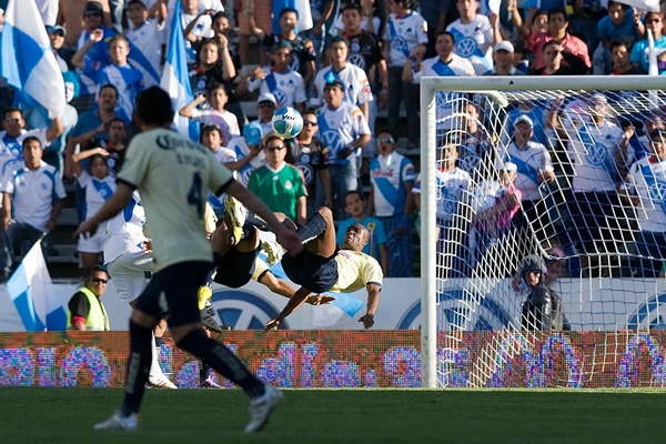 Intentaron una chilena gemela los del América.