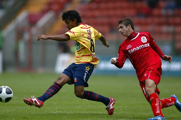 Isaac Brizuela intentando detener a Gastelum