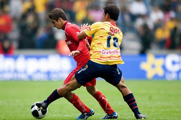 Isaac Brizuela luchando por quitarse la marca