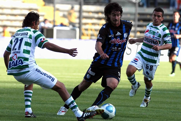 Isaac Romo buscando pasar la defensa de Santos