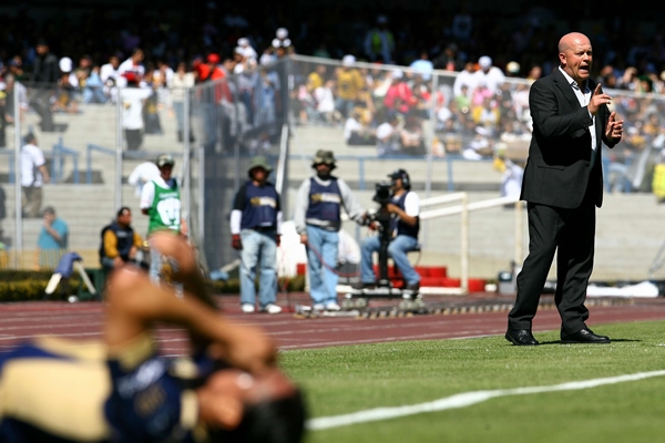 Ischia grita sus instrucciones a los Zorros.