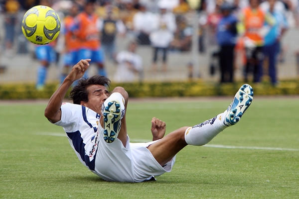 Ismael no la pudo meter en esta jugada.