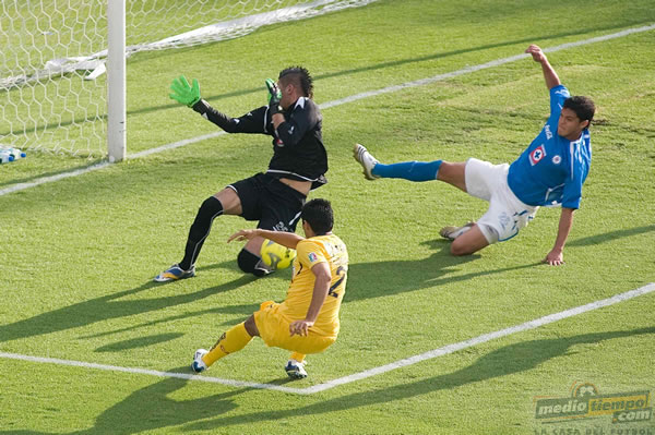 Ismael Rodríguez dispara ante la salida de Yosgart Gutiérrez.