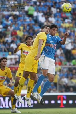 Ismael Rodríguez gana el esférico a Luis Ángel Landín.